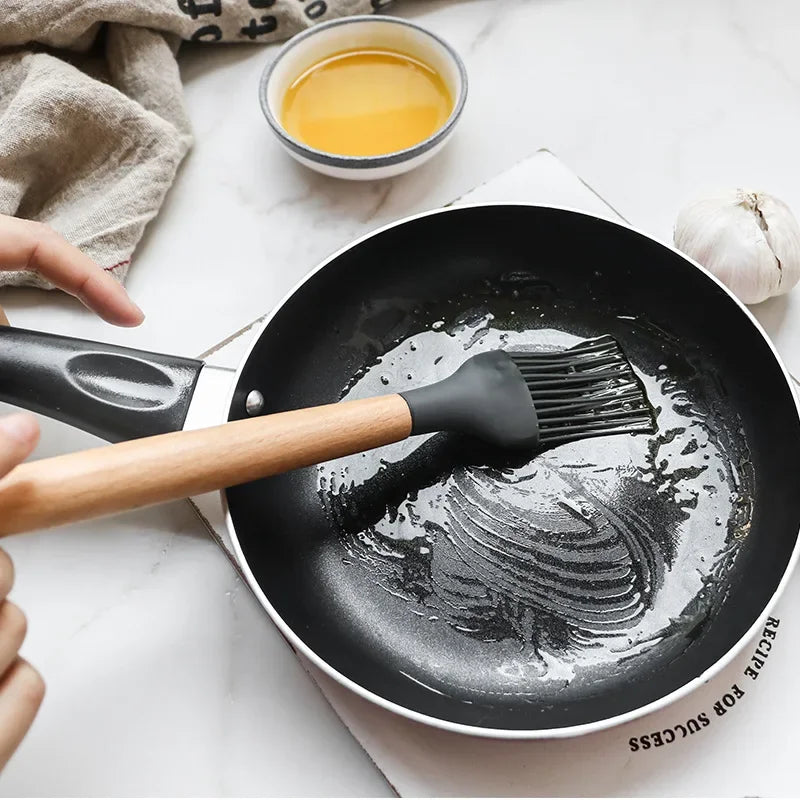 Conjunto 12 Peças de Utensílios de Cozinha em Silicone – Espátulas, Batedores de Ovos e Ferramentas Antiaderentes com Cabo de Madeira