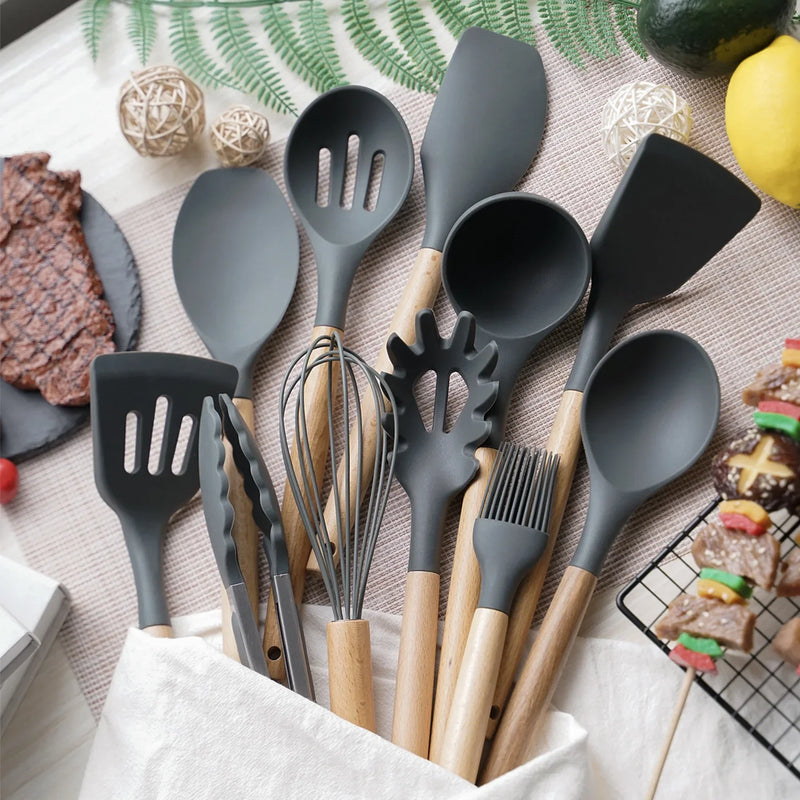 Conjunto 12 Peças de Utensílios de Cozinha em Silicone – Espátulas, Batedores de Ovos e Ferramentas Antiaderentes com Cabo de Madeira